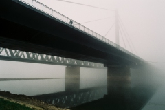 Rheinbrücke im Nebel