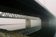 Rheinbrücke im Nebel