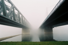 Rheinbrücke im Nebel