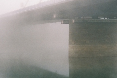 Rheinbrücke im Nebel