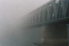 Rheinbrücke im Nebel